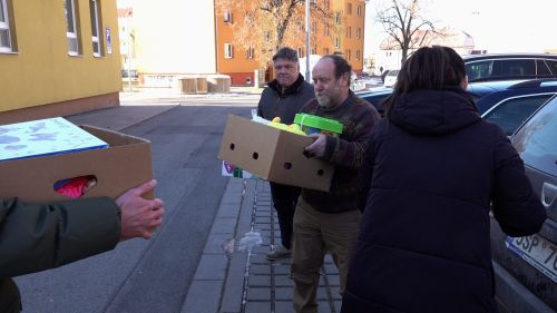 Předávání hraček MŠ Uničov, zástupci strany PRO. 19.02.2025
